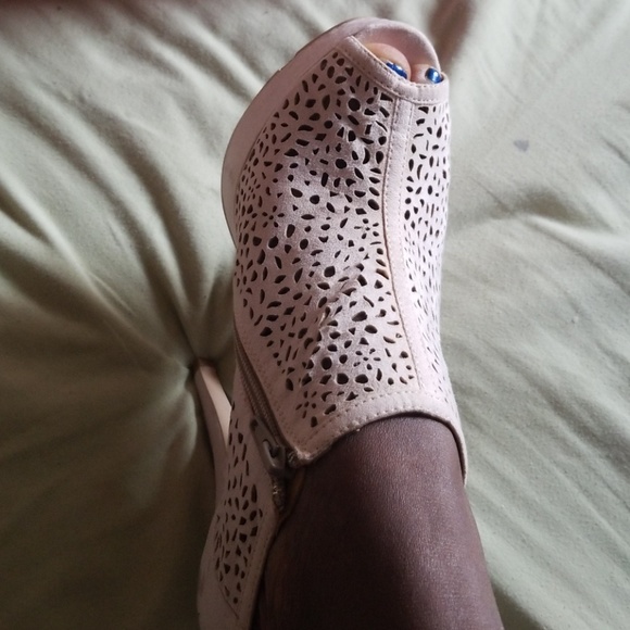 Shoes - Picture 4 of 7